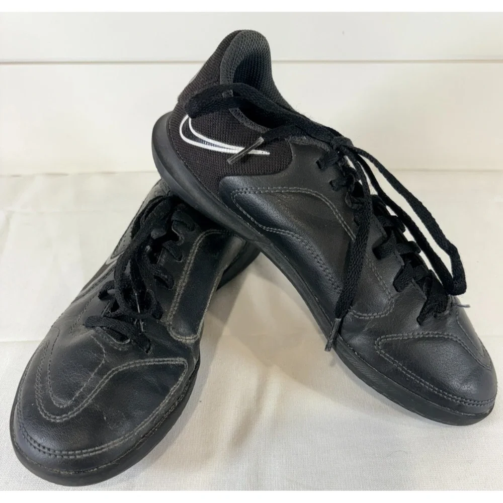 Youth NIKE TIEMPO Black Low Top Lace Up Indoor Soccer shoes. US Size 3Y